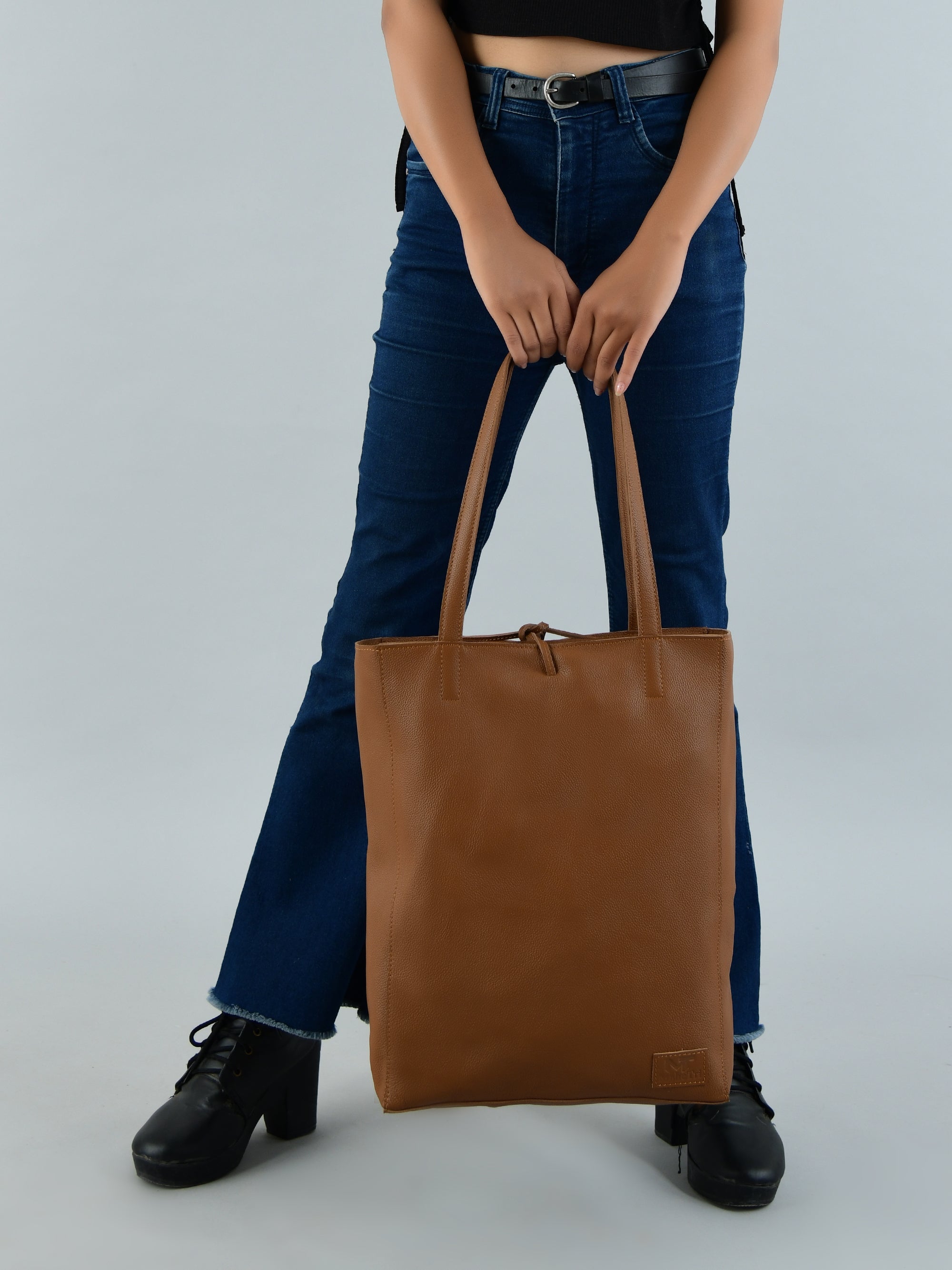 Café Chic Women's Leather Tote Bag — product image