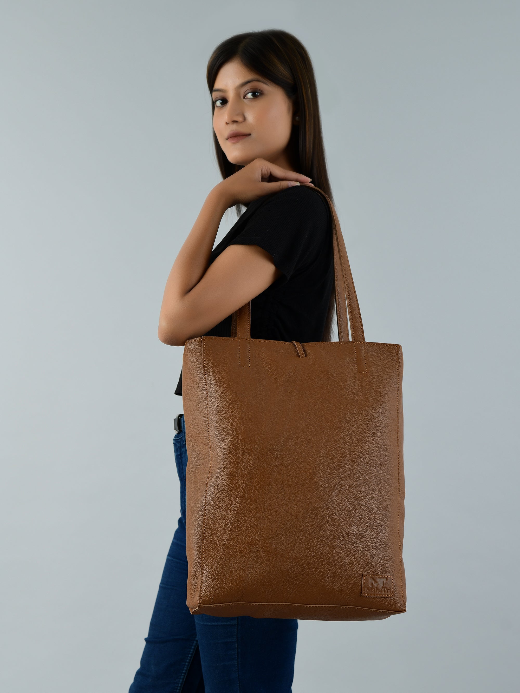 Café Chic Women's Leather Tote Bag — product image