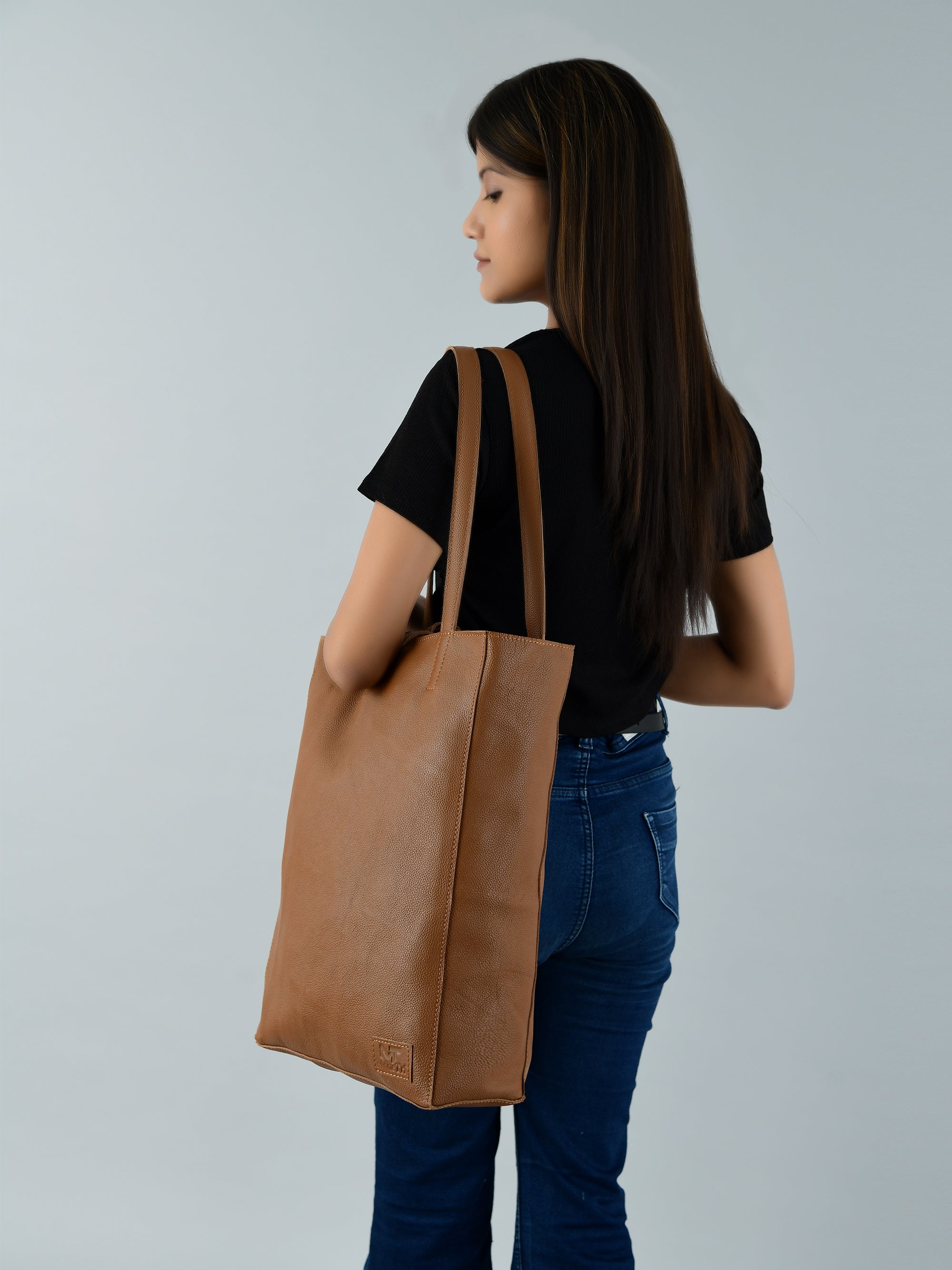 Café Chic Women's Leather Tote Bag — product image